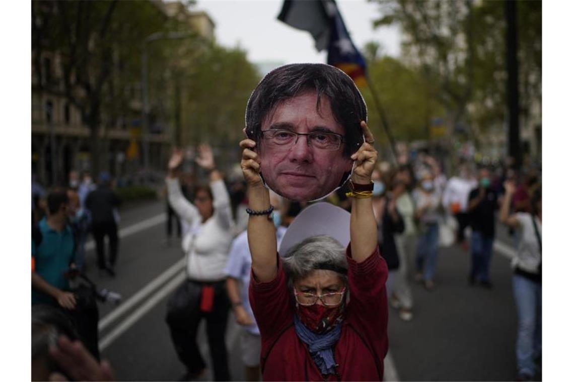 Protestaktion in Barcelona. Puigdemonts Partei JuntsxCat ist in der Koalitionsregierung von Katalonien Juniorpartner der gemäßigteren Separatistenpartei ERC. Foto: Joan Mateu/AP/dpa