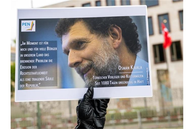 Protestaktion mit einem Konterfei von Osman Kavala vor der Türkischen Botschaft in Berlin. Foto: Christophe Gateau/dpa/Archiv