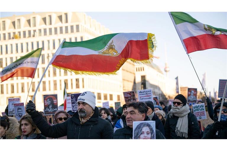 Proteste auch in Berlin: Wegen des Vorgehens von Regierungskräften gegen Demonstranten im Iran hat das Auswärtige Amt den Botschafter des Landes einbestellt.