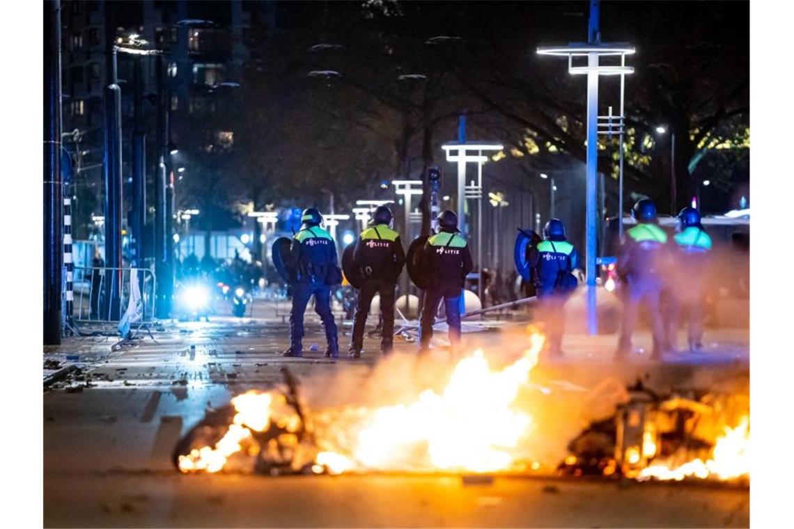 Mehr als 50 Festnahmen nach „Orgie der Gewalt“ in Rotterdam Proteste gegen Corona-Maßnahmen haben zu Krawallen und Verletzten geführt. Foto: ---/ANP MEDIA-TV/dpa
