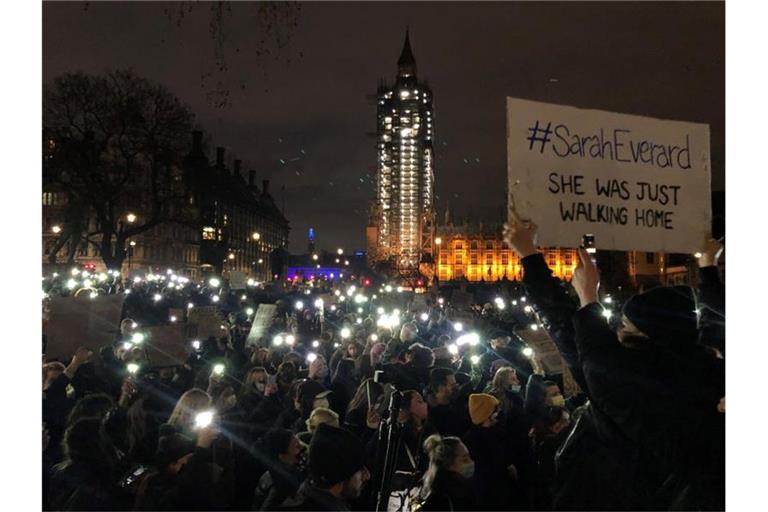 Proteste gegen Gewalt gegen Frauen: Menschen versammeln sich auf dem Parliament Square in London im Gedenken an Sarah Everard (2021). Foto: Catherine Wylie/PA Wire/dpa