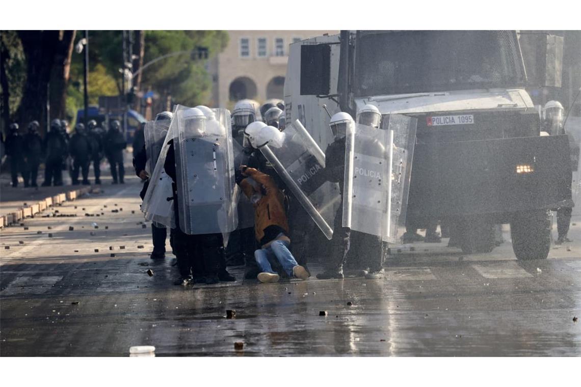 Proteste in Albanien: Die Bereitschaftspolizei nimmt einen Demonstranten fest.