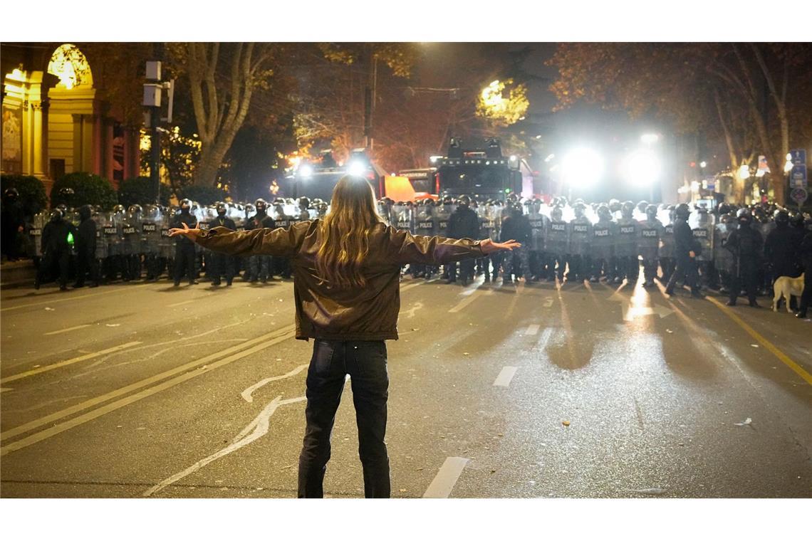 Bilder des Tages Proteste in Georgien dauern an: In Tiflis blockieren Polizisten eine Straße während einer Demonstration gegen die Entscheidung der Regierung, die Verhandlungen über den Beitritt zur Europäischen Union auszusetzen.