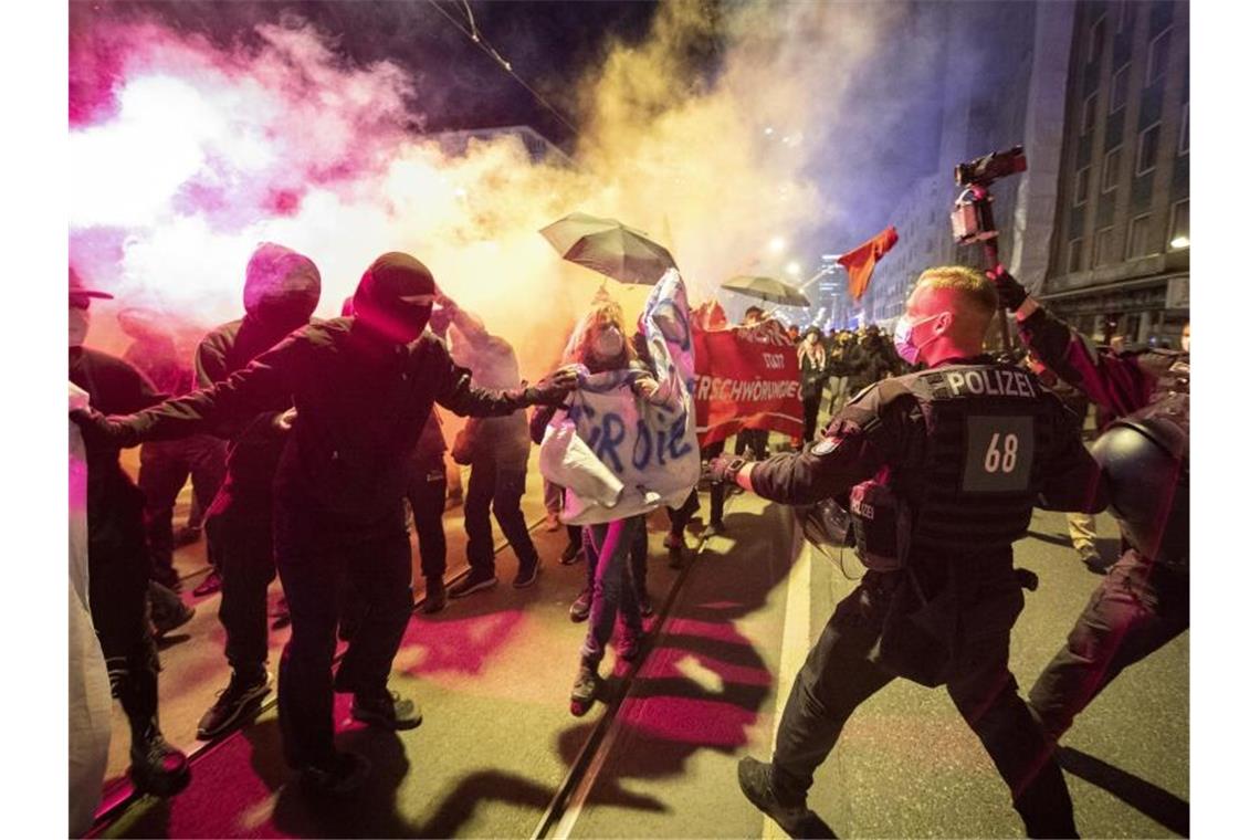 Proteste in Großstädten: Nicht jeder ist mit den neuen Ausgangsbeschränkungen einverstanden. Foto: Boris Roessler/dpa