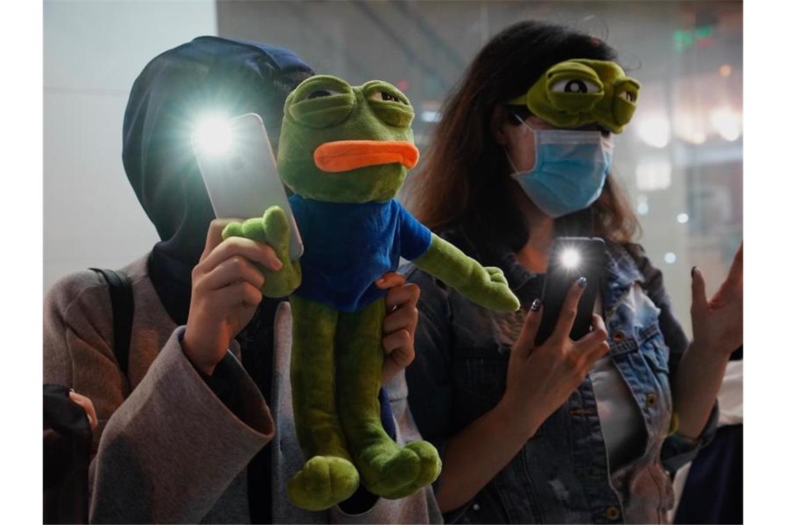 2020 ist da: Ausgelassene Silvesterpartys weltweit Proteste in Hongkong. Foto: Vincent Yu/AP/dpa