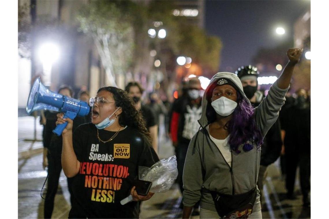 Proteste in Los Angeles angesichts des noch immer ungewissen Wahlausgangs. Foto: Ringo H.W. Chiu/AP/dpa