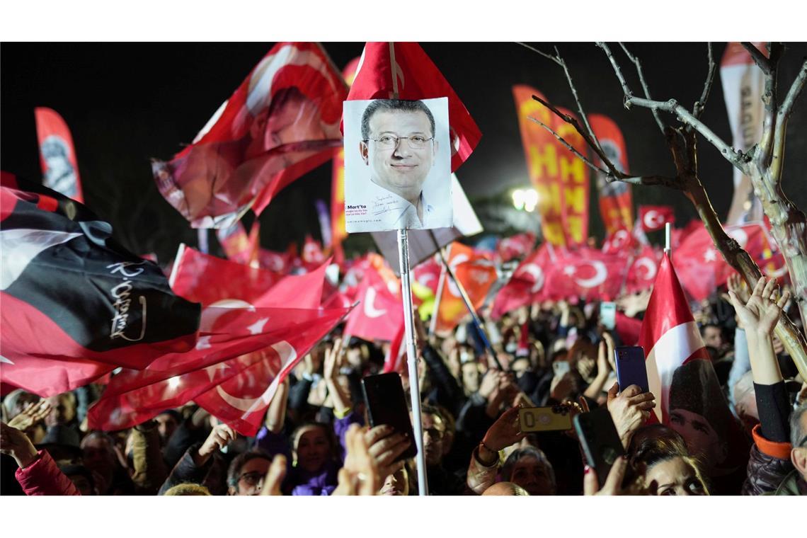Türkischer Oppositionschef bleibt vorerst im Amt Proteste nach der Festnahme des Istanbuler Bürgermeisters im März (Archivbild)