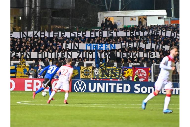 Proteste und Beleidigungen gegen den DFB blieben aber auch in Gelsenkirchen nicht aus. Foto: Oliver Dietze/dpa