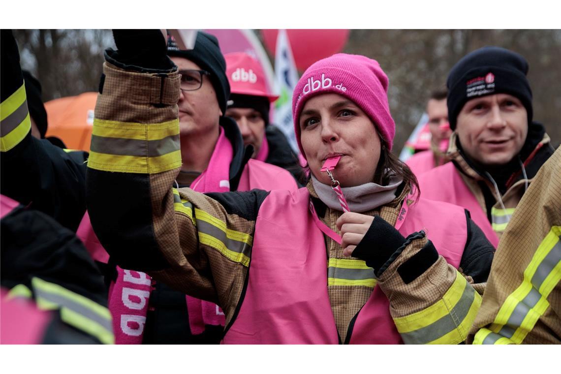 Proteste zum Verhandlungsauftakt.
