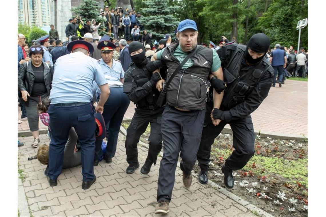 Protesten während der Präsidentschaftswahlen: Die kasachische Polizei nimmt Demonstranten in Gewahrsam. Foto: AP