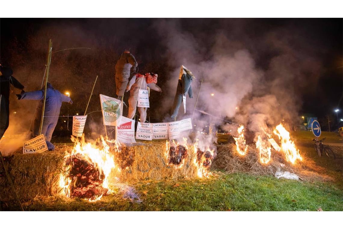 Protestierende haben in der Stadt Albi ein Feuer gelegt.