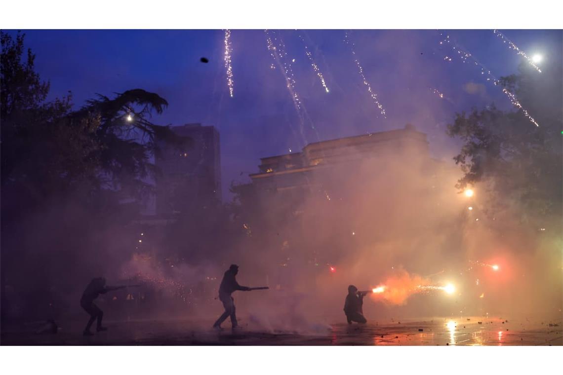 Protestierende liefern sich Straßenschlachten mit den Ordnungskräften in Tirana.