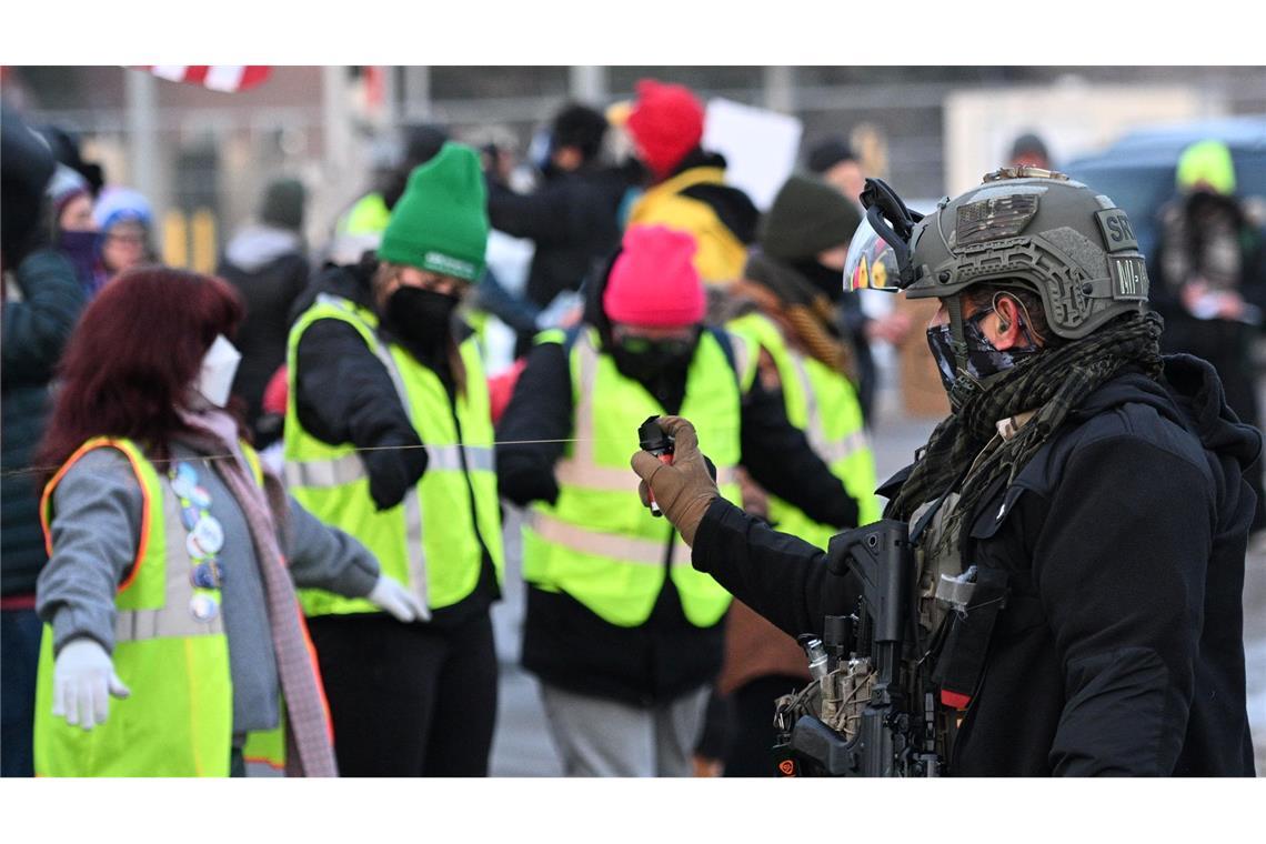 Protestierende stehen einen Tag nach dem Vorfall ICE-Beamten in Minneapolis gegenüber.