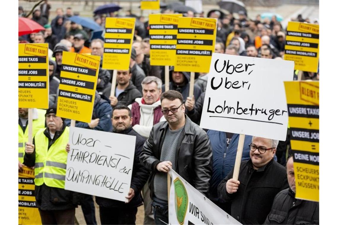 Protestierende Taxifahrer: Sie fürchten eine Bedrohung des Taxigewerbes. Foto: Christoph Soeder/Archiv