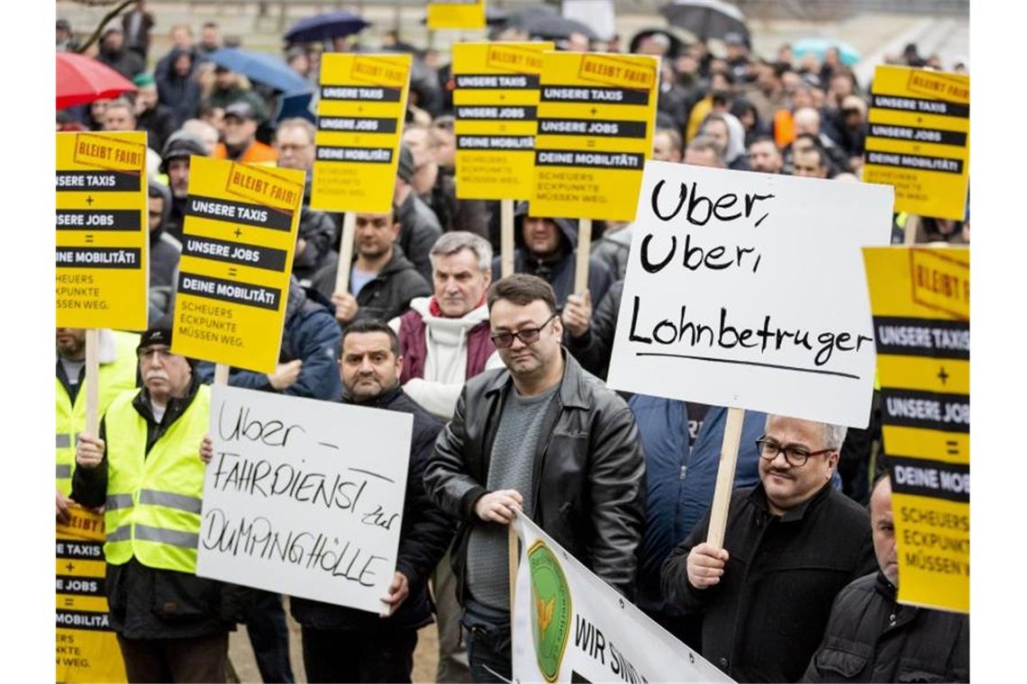 Taxifahrer wollen bundesweit gegen Konkurrenz demonstrieren Protestierende Taxifahrer: Sie fürchten eine Bedrohung des Taxigewerbes. Foto: Christoph Soeder/Archiv