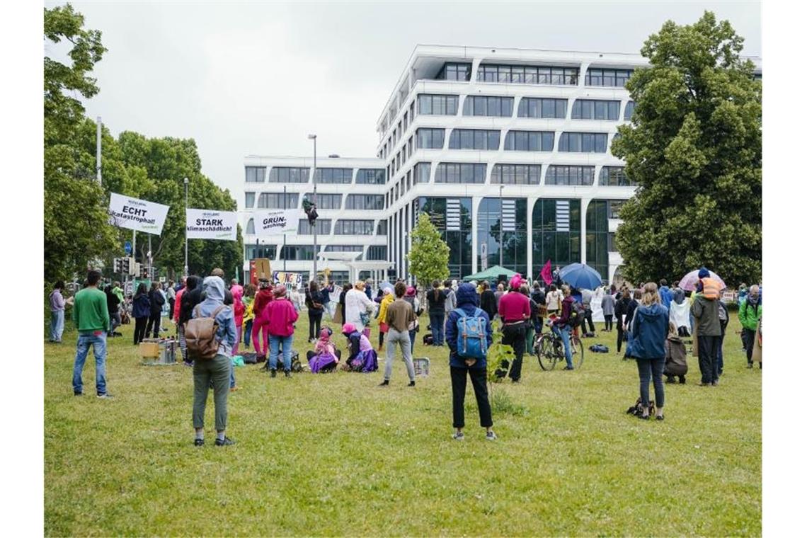 Protestkundgebung vor dem Hauptsitz des Baustoffkonzerns HeidelbergCement. Foto: Uwe Anspach/dpa