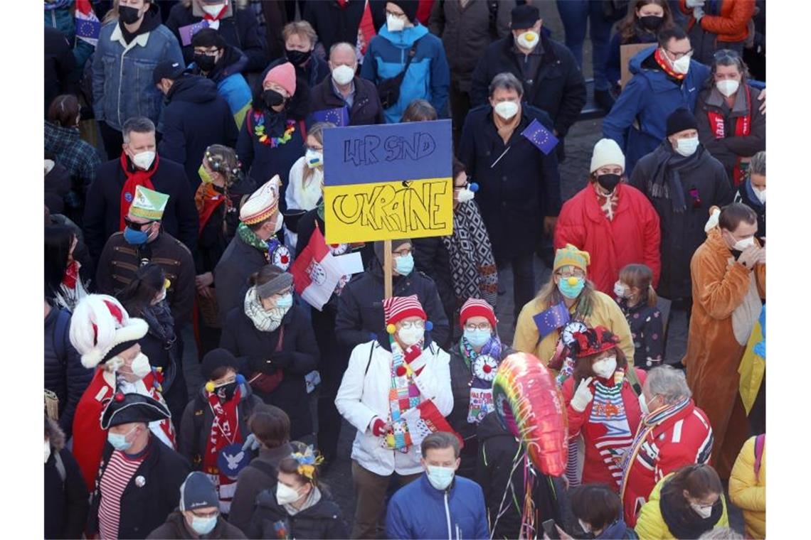 Eine Viertelmillion Menschen gegen den Krieg in Köln Protestmarsch für den Frieden in der Kölner Innenstadt. . Foto: Oliver Berg/dpa