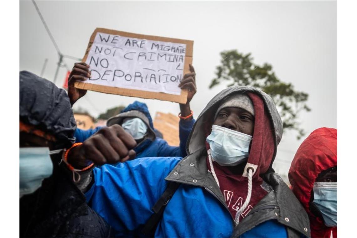 Teneriffa: Migranten fordern Reisegenehmigung aufs Festland Protestmarsch zum Stadtzentrum von San Cristobal de la Laguna. Foto: Andres Gutierrez/dpa