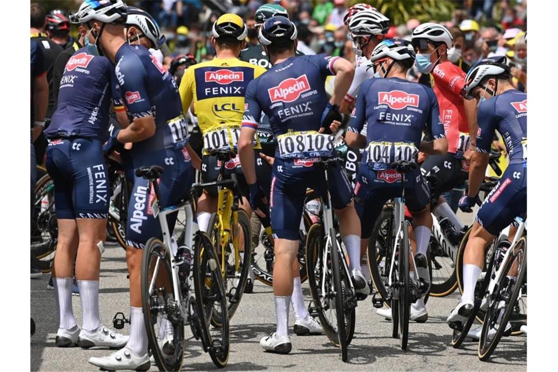 Protest: Nach nur wenigen Metern hielt das Feld auf der 4. Etappe der Tour de France schon wieder an. Foto: David Stockman/BELGA/dpa