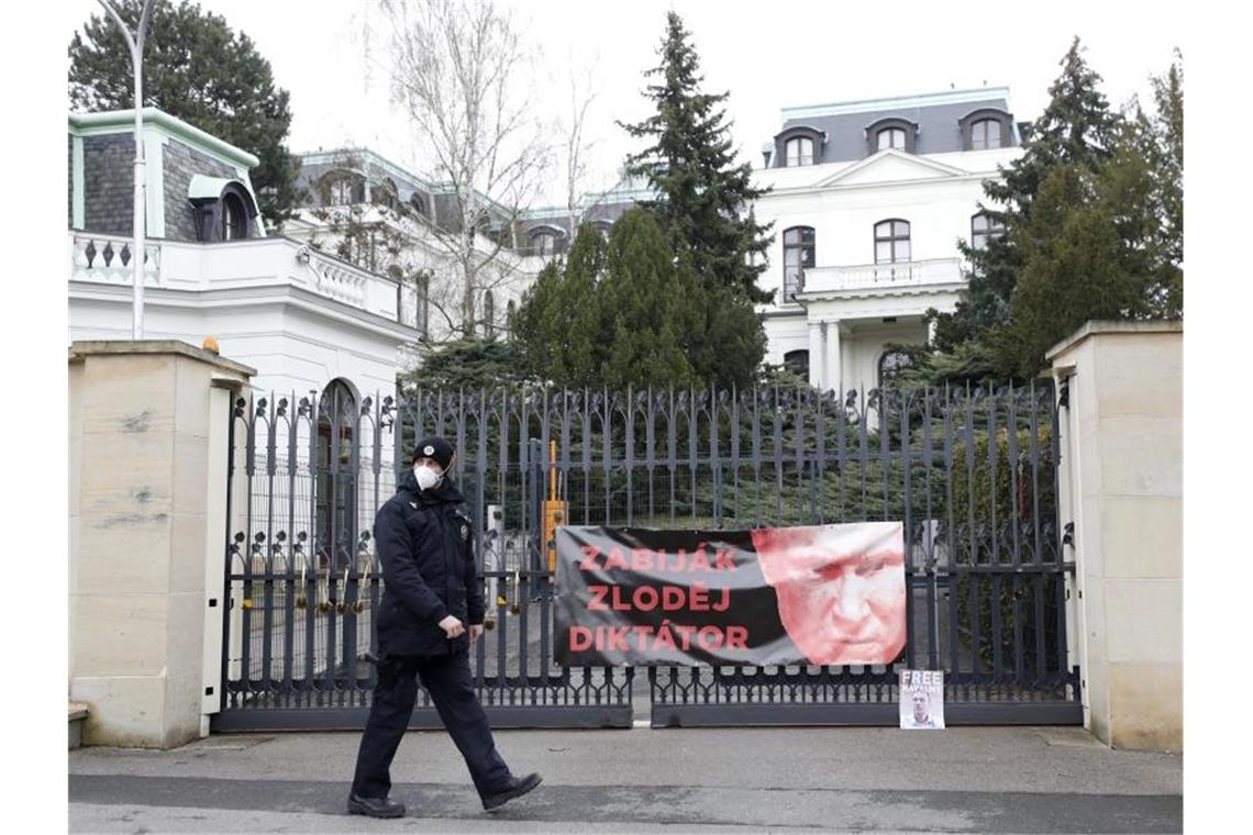 Protestplakat am Zaun der russischen Botschaft in Prag. Foto: Petr David Josek/AP/dpa