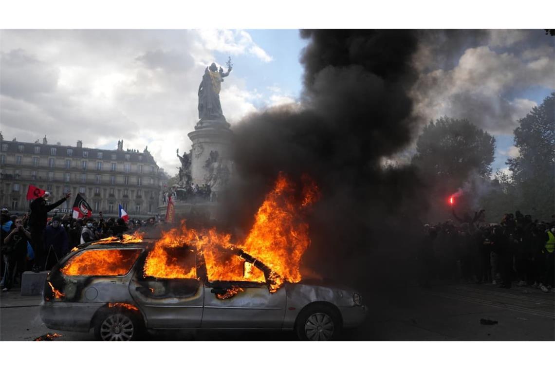 Protesttag in Frankreich: Auf dem Place de la République in Paris brennt während einer Demonstration ein Auto.