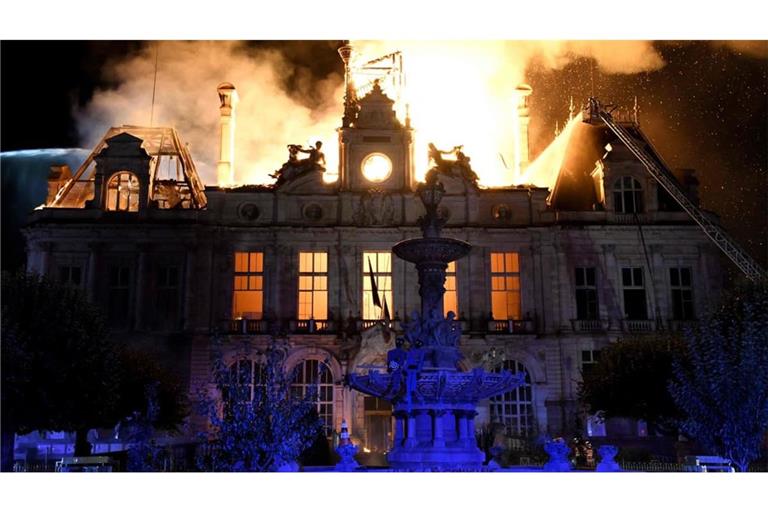 Protesttag in Frankreich: Dieses Foto zeigt ein Feuer, das das Rathaus in Limoges in Zentralfrankreich zerstört, nachdem eine Gruppe von Personen im Rahmen einer landesweiten Mobilisierungsaktion gegen hohe Lebenshaltungskosten gewaltsam in das Gebäude eingedrungen war.