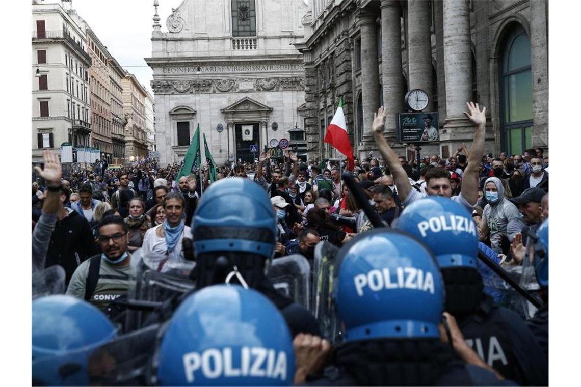 Protestteilnehmer und Polizisten stoßen aufeinander. Anlass der Demo ist die Verschärfung des italienischen Gesundheitspasses. Foto: Cecilia Fabiano/LaPresse via ZUMA Press/dpa