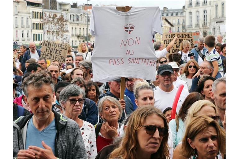Protestteilnehmer ziehen ohne Mund-Nasen-Schutz durch Biarritz. Foto: Bob Edme/AP/dpa