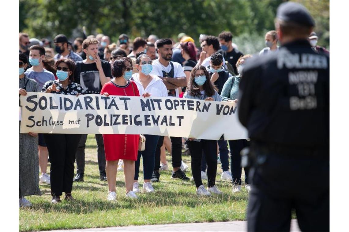 Mehrere hundert Menschen demonstrieren gegen Polizeigewalt
