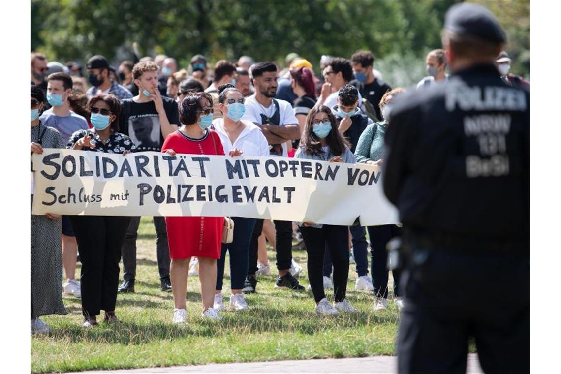 Mehrere hundert Menschen demonstrieren gegen Polizeigewalt Protestveranstaltung gegen Polizeigewalt in Düsseldorf. Foto: Marius Becker/dpa