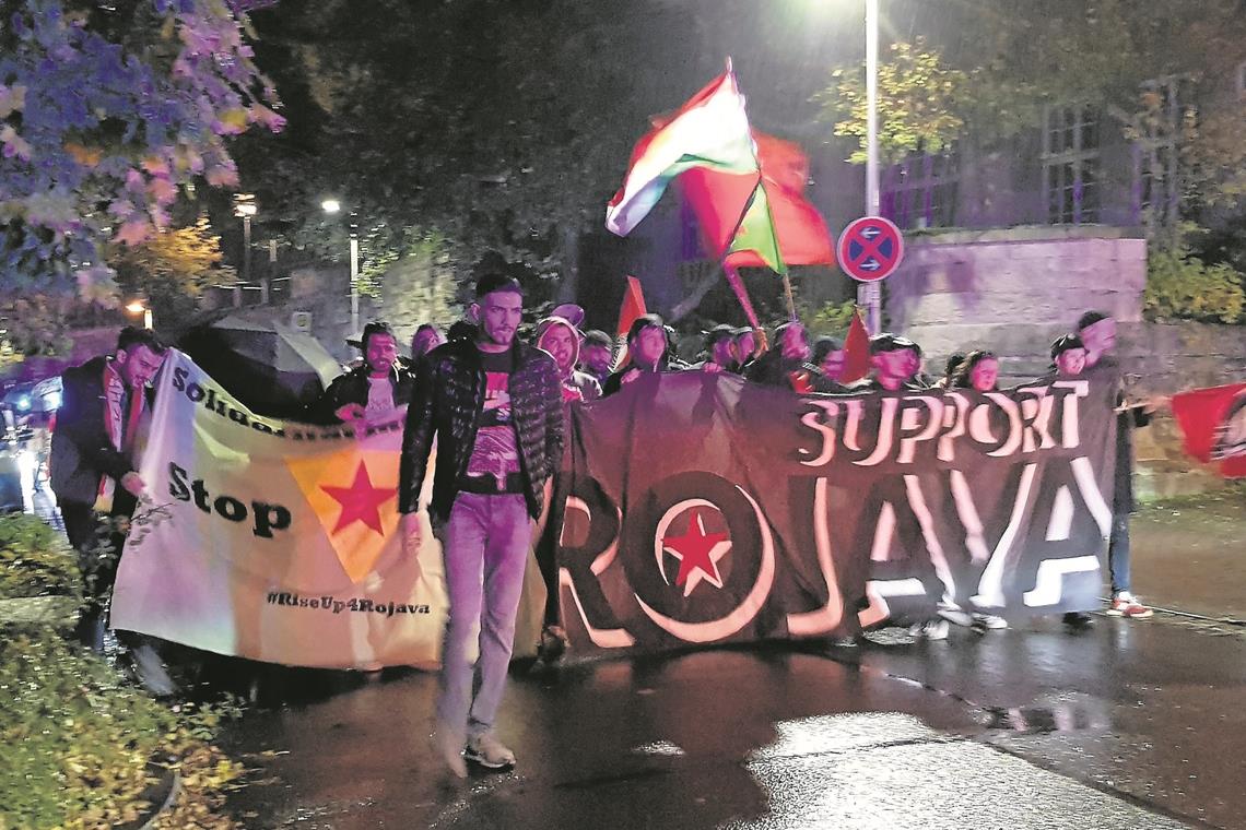 Protestzug nach Mahnwache Protestzug in Backnang: Rund 100 Teilnehmer demonstrierten gegen das türkische Vorgehen in Syrien. Foto: A. Fechter