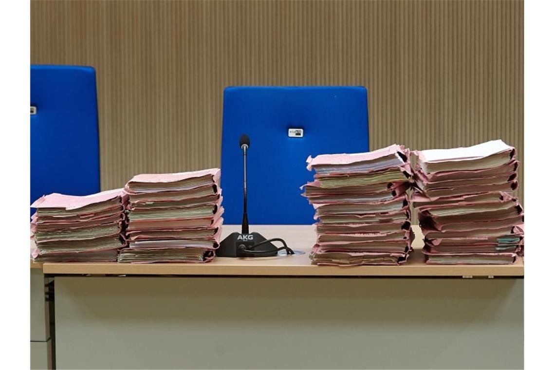 Jahrelanger Nachbarschaftsstreit um Baum endet mit Vergleich Prozessakten liegen in einem Gerichtssaal. Foto: Thomas Frey/dpa/Symbolbild