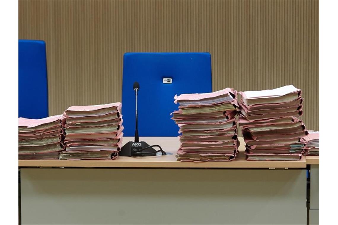 Kontogebühren: Erneute Schlappe für Verbraucherschützer Prozessakten liegen in einem Gerichtssaal. Foto: Thomas Frey/dpa/Symbolbild