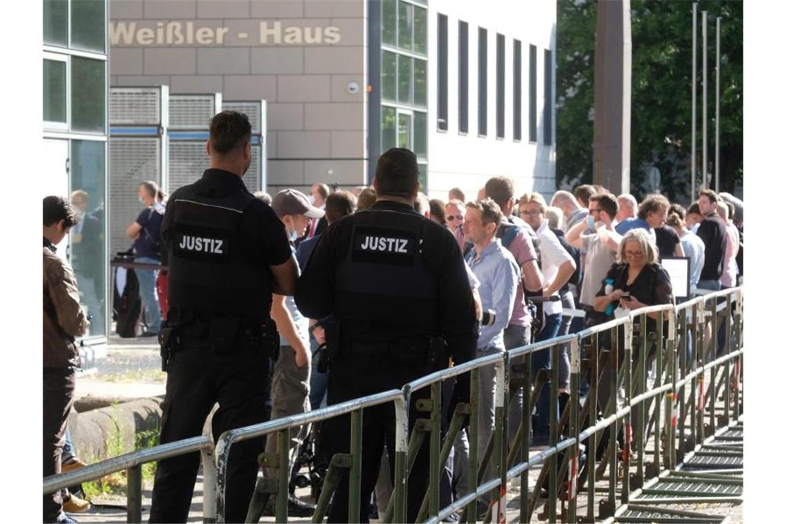 Prozessbeobachter und Journalisten stehen vor dem Landgericht in Magdeburg. Foto: Sebastian Willnow/dpa-Zentralbild/dpa