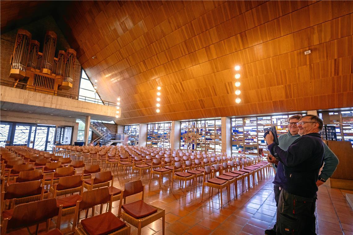 Kirchengebäude im Bezirk Backnang auf dem Prüfstand Prüfer Martin Steuernagel (vorne) und Pfarrer Tobias Weimer beim Rundgang durch die Matthäuskirche in Backnang. Foto: Alexander Becher