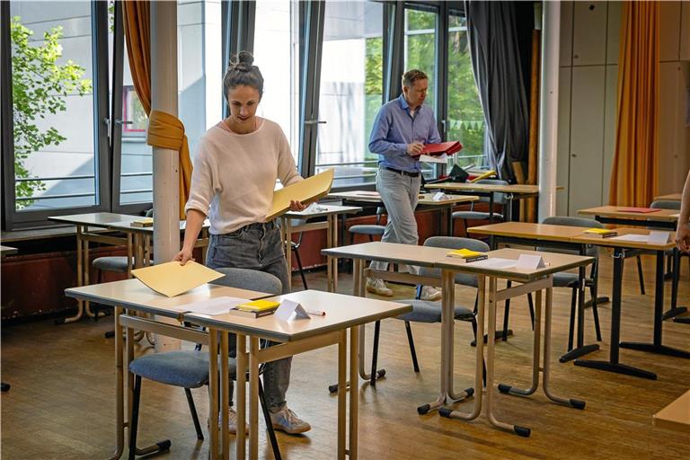 Prüfungsvorbereitungen im Musiksaal des Max-Born-Gymnasiums: Die Lehrkräfte Katrin Pfeifer und Markus Wasserfall verteilen die Unterlagen und etwas Nervennahrung für die Abiturienten, die gestern im Leistungsfach Deutsch ihre schriftliche Abiturprüfung ablegten. Fotos: Alexander Becher