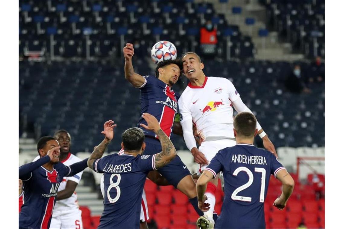 PSG-Akteur Marquinhos beim Kopfballduell mit Leipzigs Yussuf Poulsen (r). Foto: Thibault Camus/AP/dpa