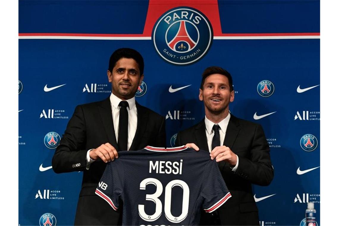 PSG-Boss Nasser Al-Khelaifi (l) lotste Lionel Messi nach Paris. Foto: Stephane De Sakutin/AFP/dpa
