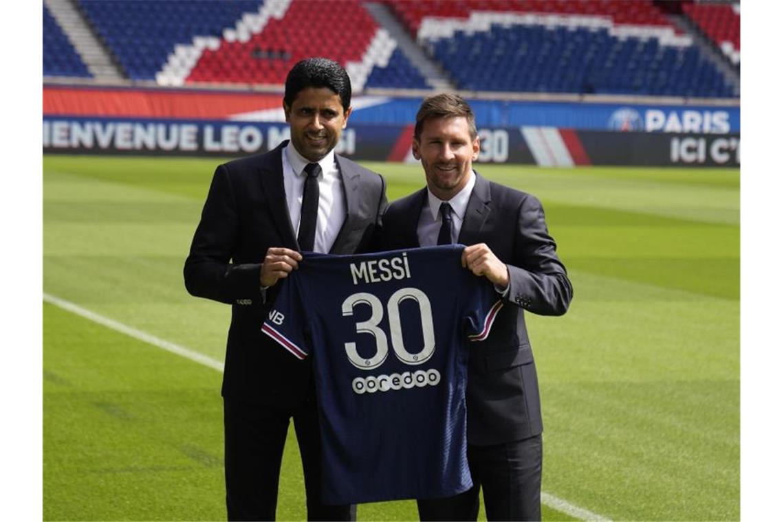 Messi wieder glücklich: „Wahnsinn seit meiner Ankunft“ PSG-Präsident Nasser Al-Khelaifi (l) posiert mit Lionel Messi im Stadion Parc des Princes. Foto: Francois Mori/AP/dpa