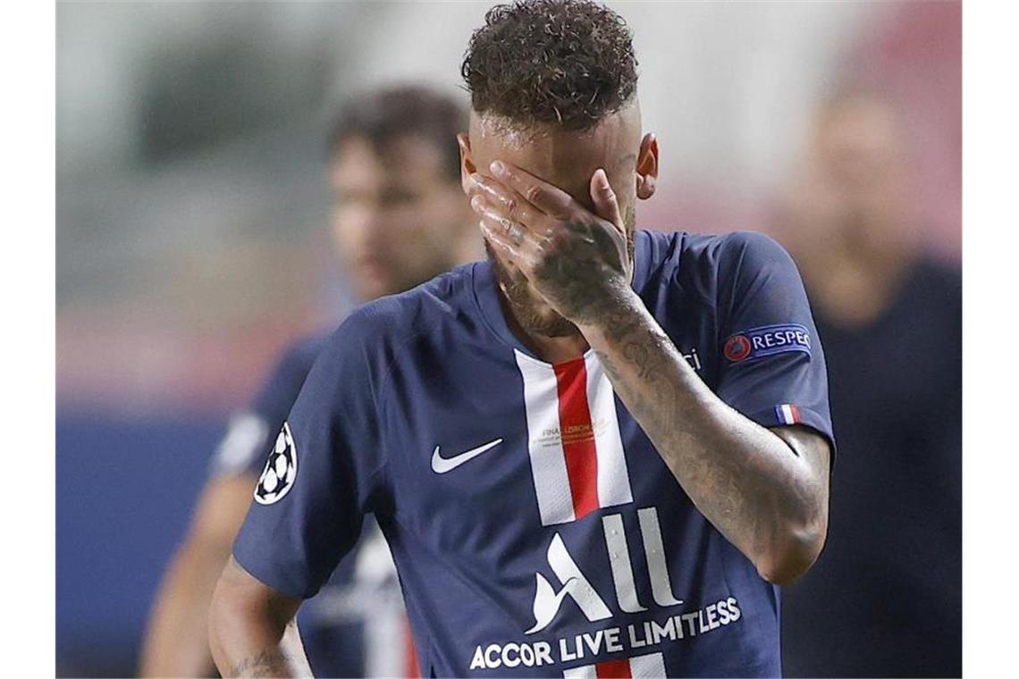„King“ Coman krönt die Bayern - Flicks Triple-Schachzug PSG-Star Neymar konnte es nicht fassen. Foto: Matthew Childs/Pool Reuters/AP/dpa