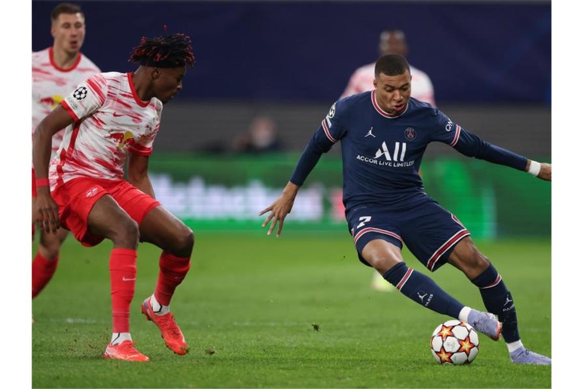 Königsklassen-Aus für Leipzig: Spätes Remis gegen Paris PSG-Stürmer Kylian Mbappé (r) zeigte seine Dribblingkünste. Foto: Jan Woitas/dpa-Zentralbild/dpa