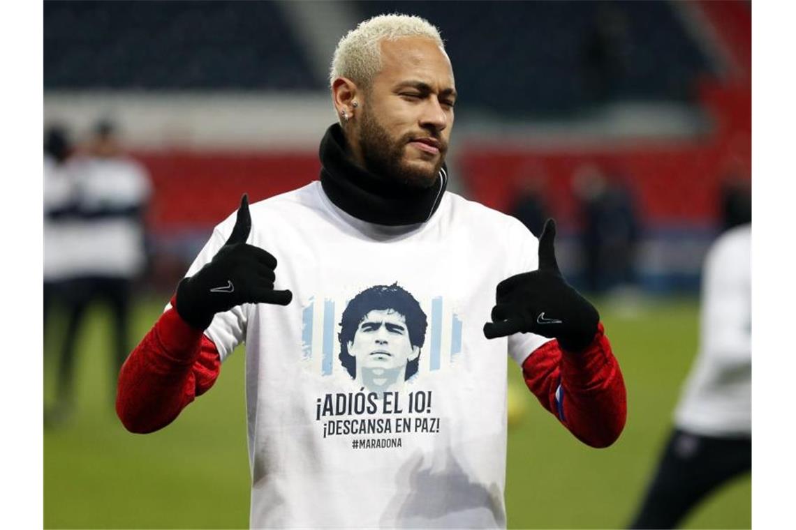PSG-Superstar Neymar trug ein T-Shirt mit einem Foto von Diego Maradona. Foto: Thibault Camus/AP/dpa