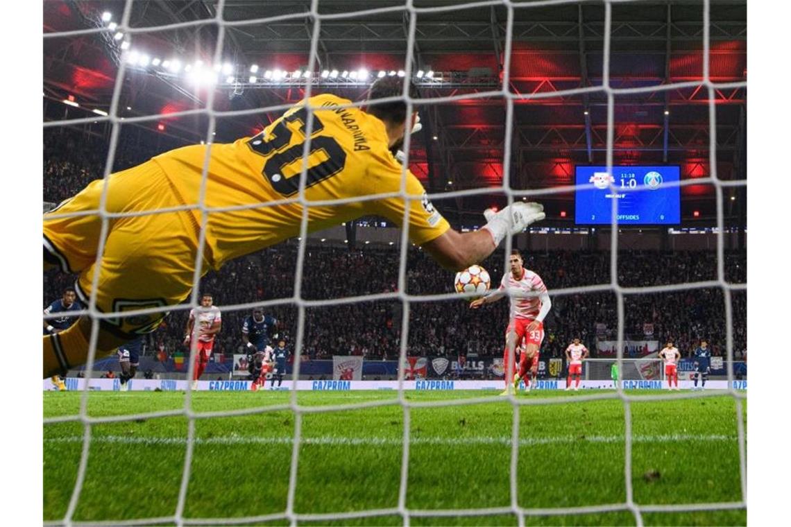 Königsklassen-Aus für Leipzig: Spätes Remis gegen Paris PSG-Torwart Gianluigi Donnarumma hielt in der ersten Halbzeit einen Elfmeter von André Silva. Foto: Robert Michael/dpa-Zentralbild/dpa