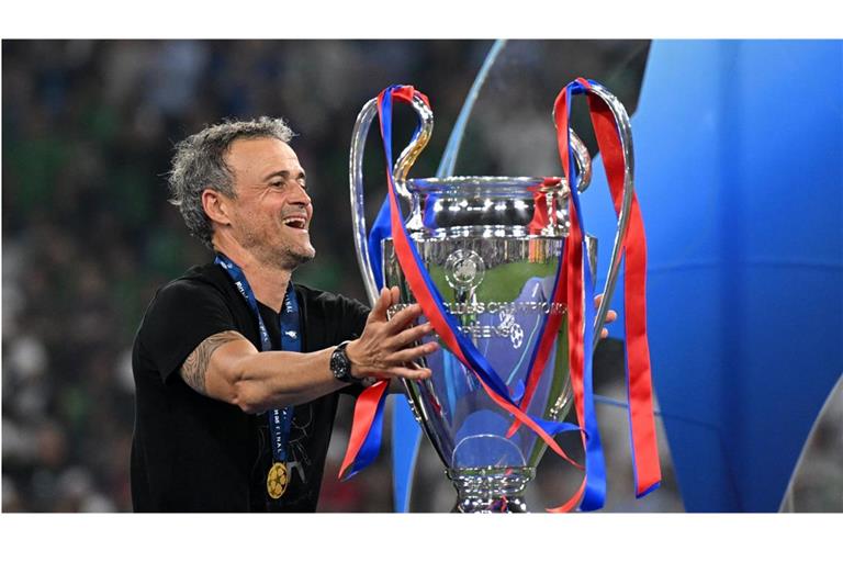 PSG-Triner Luis Enrique mit dem Champions-League-Pokal