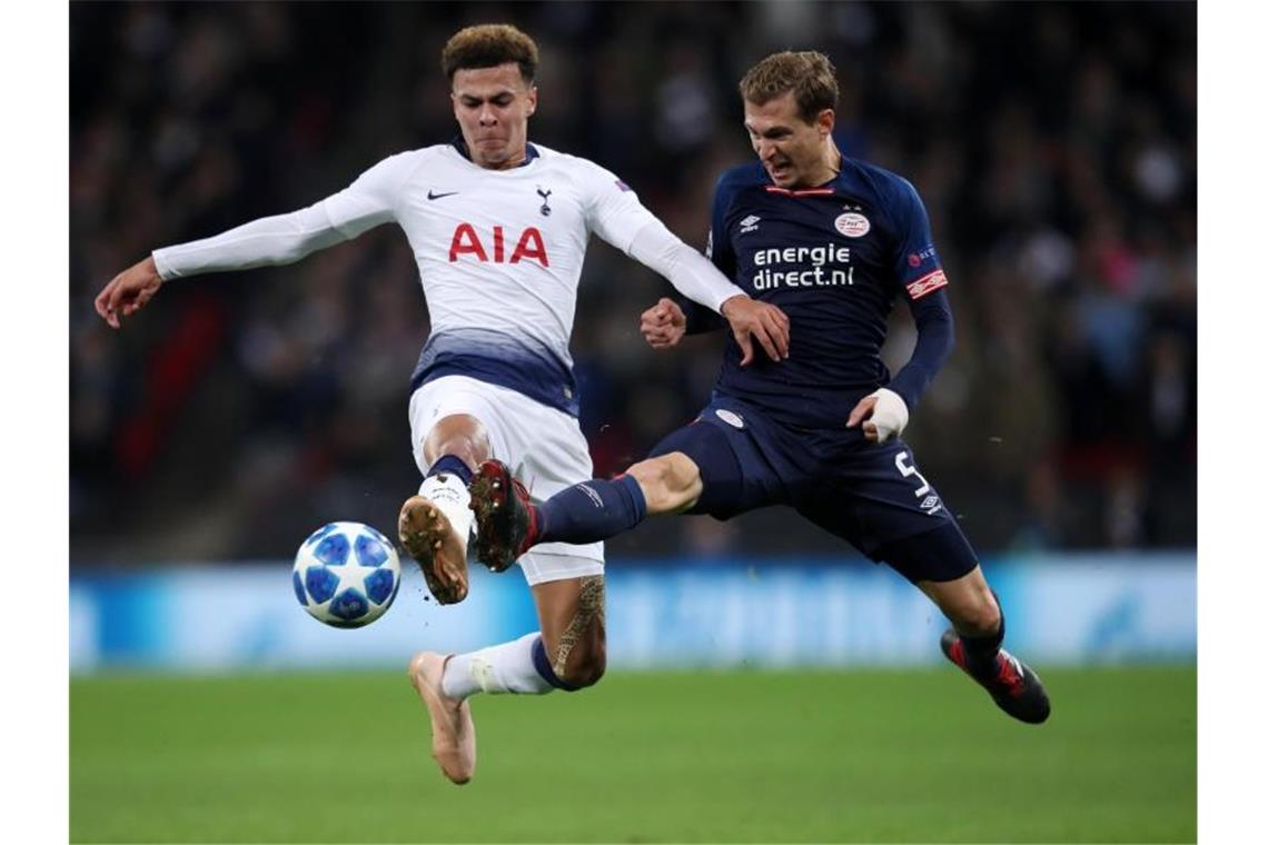 PSV Eindhovens Daniel Schwaab (r) und Dele Alli im Spiel. Foto: Adam Davy/PA Wire/dpa/Archivbild