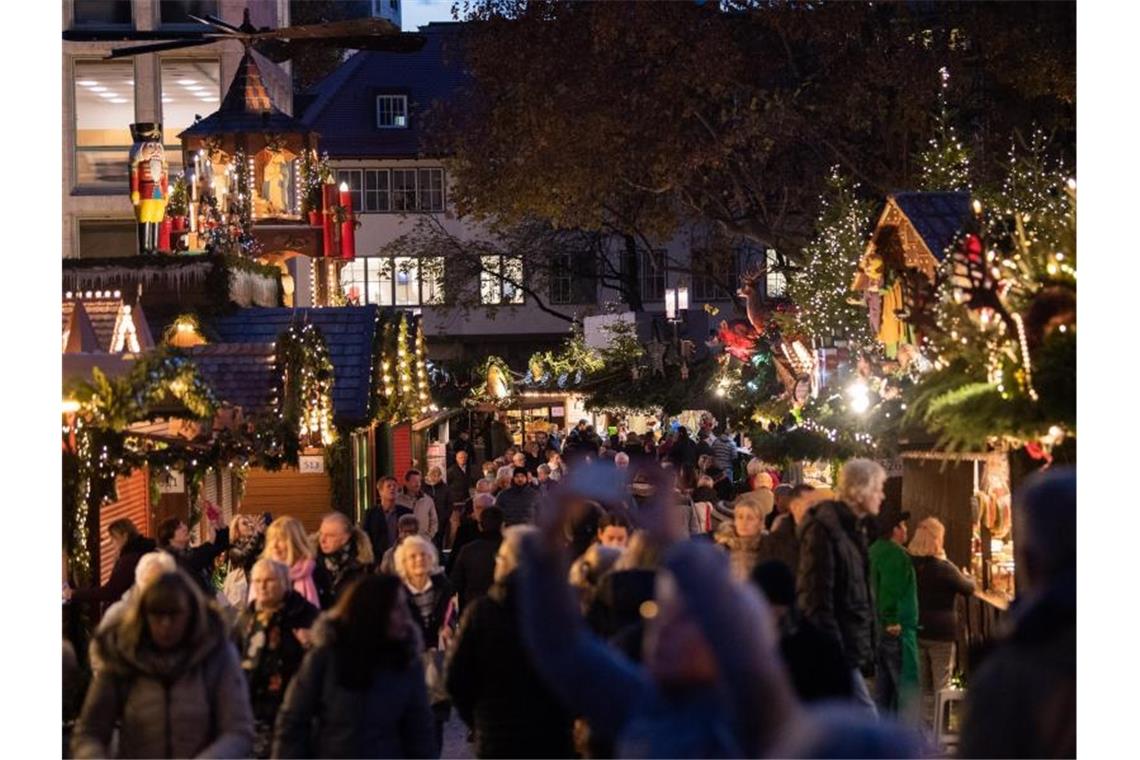 Publikum auf dem frisch eröffneten Stuttgarter Weihnachtsmarkt. Foto: Tom Weller/dpa