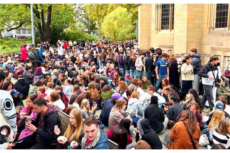 Pudding auf, Gabel rein und los geht’s. Rudelessen am Feuersee.