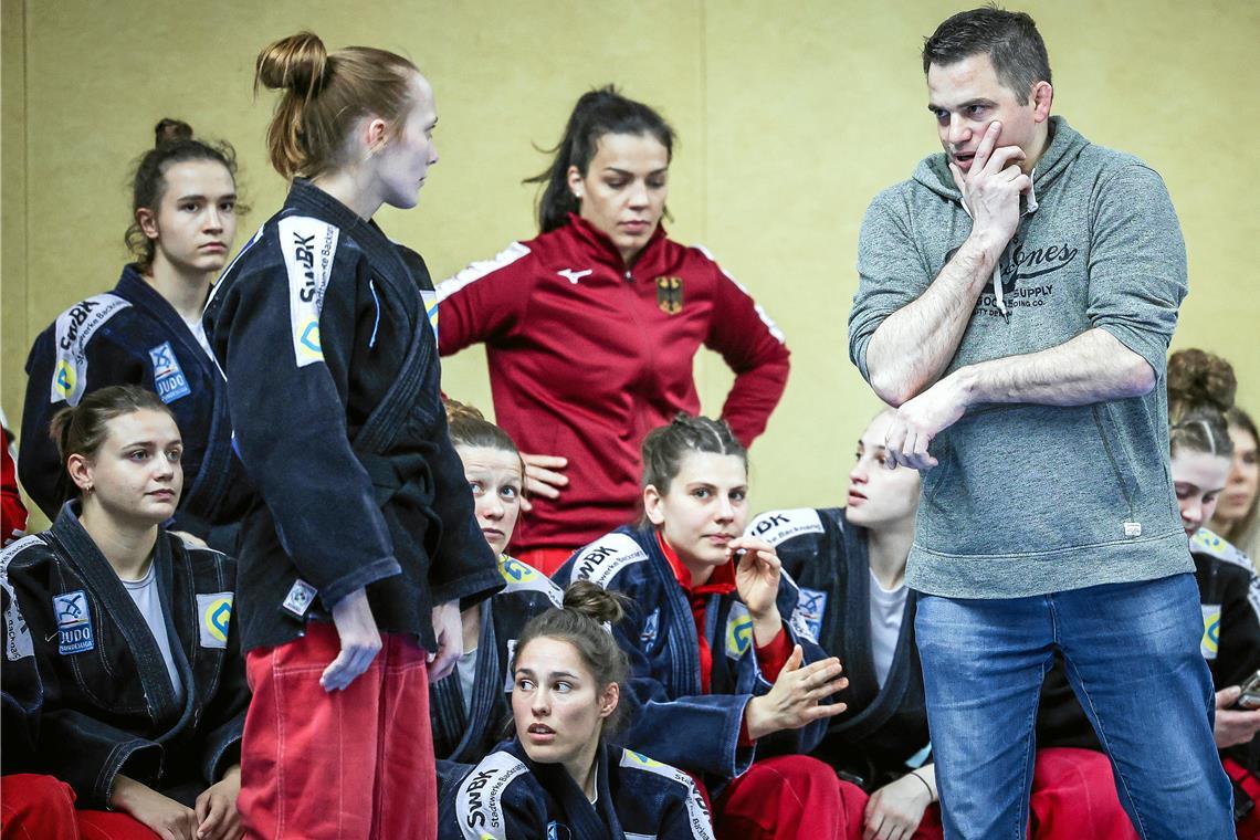 TSG Backnang Judofrauen: Neue Kontrahenten, aber das alte Ziel Punktegarantinnen wie die niederländische Weltranglistenerste Sanne van Dijke (links) stehen im Olympiajahr selten zur Verfügung. Coach Jens Holderle muss sich den Kopf zerbrechen, wie solche Ausfälle trotz breiten Kaders ausgeglichen werden können. Foto: Alexander Becher