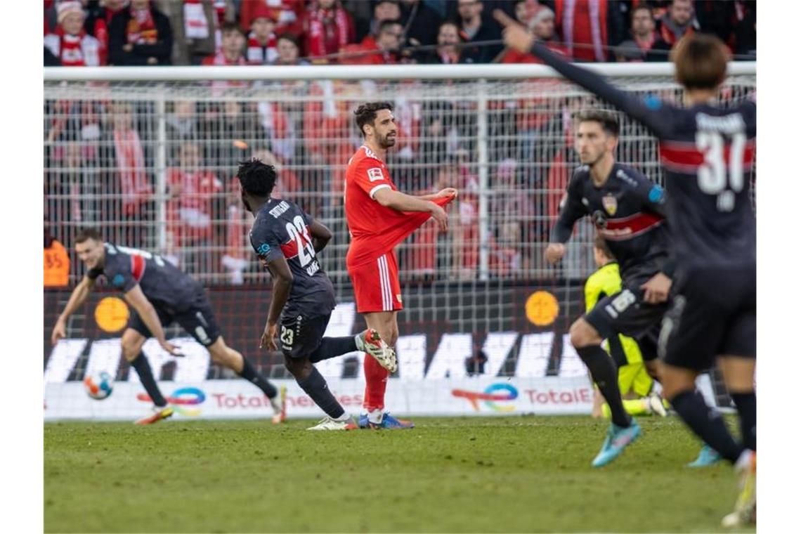 Punktgewinn bei Union Berlin: Stuttgarts Sasa Kalajdzic (l) dreht nach seinem Treffer zum 1:1 jubelnd ab. Foto: Andreas Gora/dpa