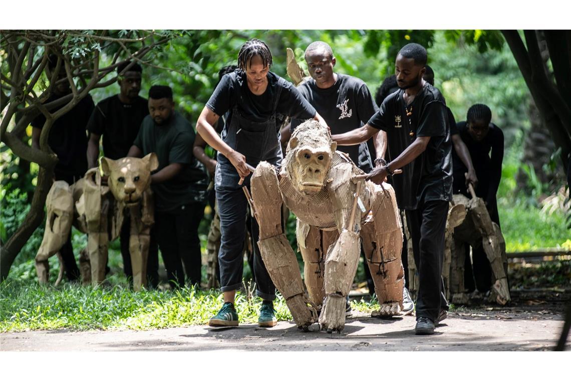 Bilder des Tages Puppenspieler bewegen Papptiere durch die botanischen Gärten von Kinshasa. Dies sind die ersten Schritte von "The Herds", einer bewegenden Theateraufführung, die von der Demokratischen Republik Kongo bis zum Polarkreis reisen wird, um auf die Klimakrise aufmerksam zu machen.